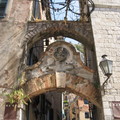 За этой аркой начинается главное развлечение Котора - подъем к форту Св. Ивана
