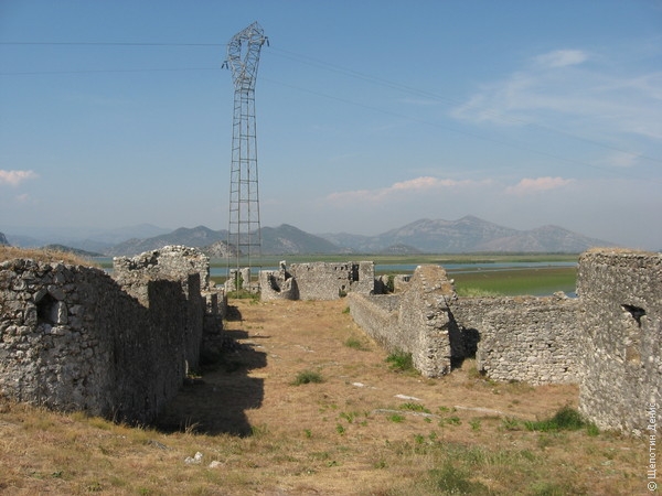 Опора ЛЭП на территории исторического памятника