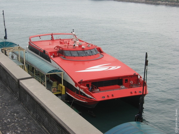 Скоростной катамаран в Макао ходит от China Ferry Terminal