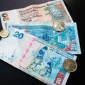 Гонконгские доллары печатаются тремя частными банками, каждый из которых использует свой собственный дизайн купюр. Вот, например, двадцатки даже разного цвета
